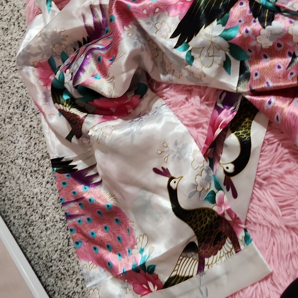 Women's White Japanese Style Robe - Picture 5 of 9